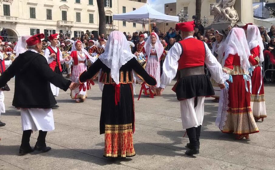 oltre a sfilare si balla anche