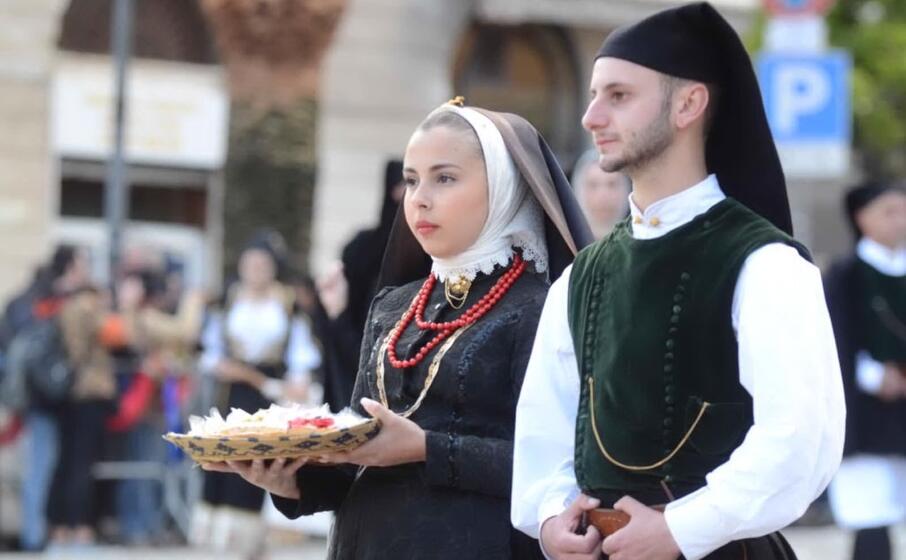 una coppia in abito tradizionale