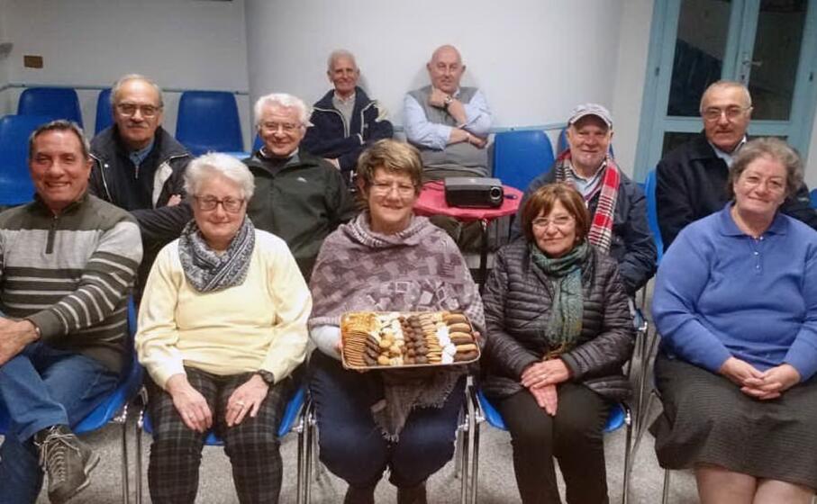 alcuni partecipanti alla serata con al centro maria assunta orr (foto circolo su nuraghe)