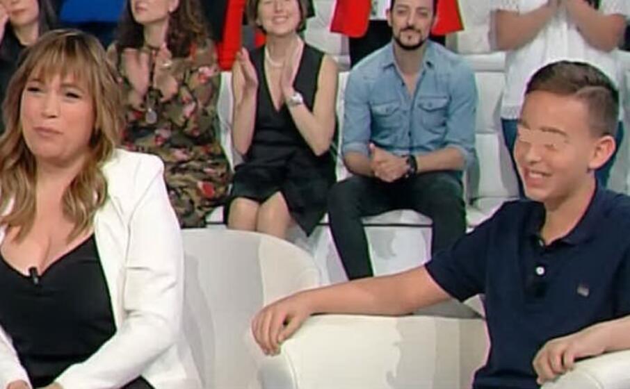 gabriele con la mamma ospiti da mara venier (foto da frame video rai)