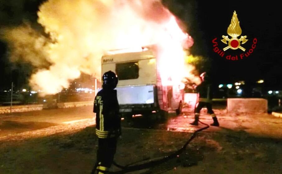 il rogo (foto vigili del fuoco)