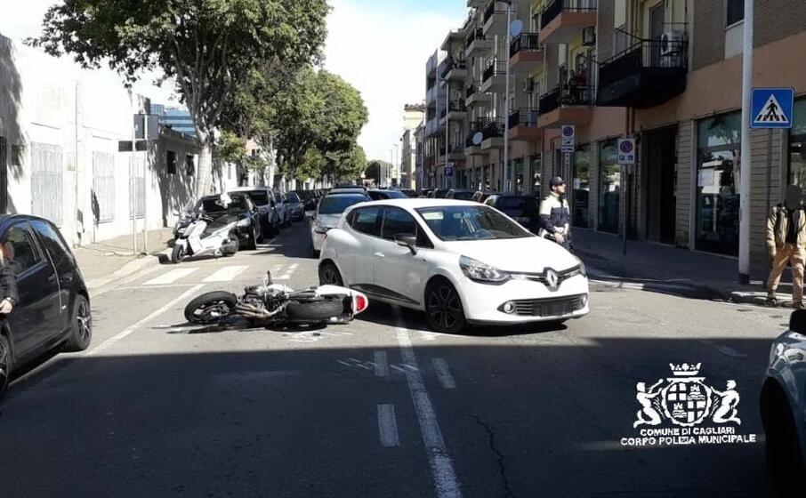 l auto e la moto coinvolte nell incidente (foto polizia municipale)