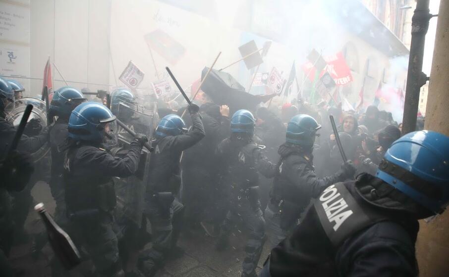 un momento degli scontri (ansa)