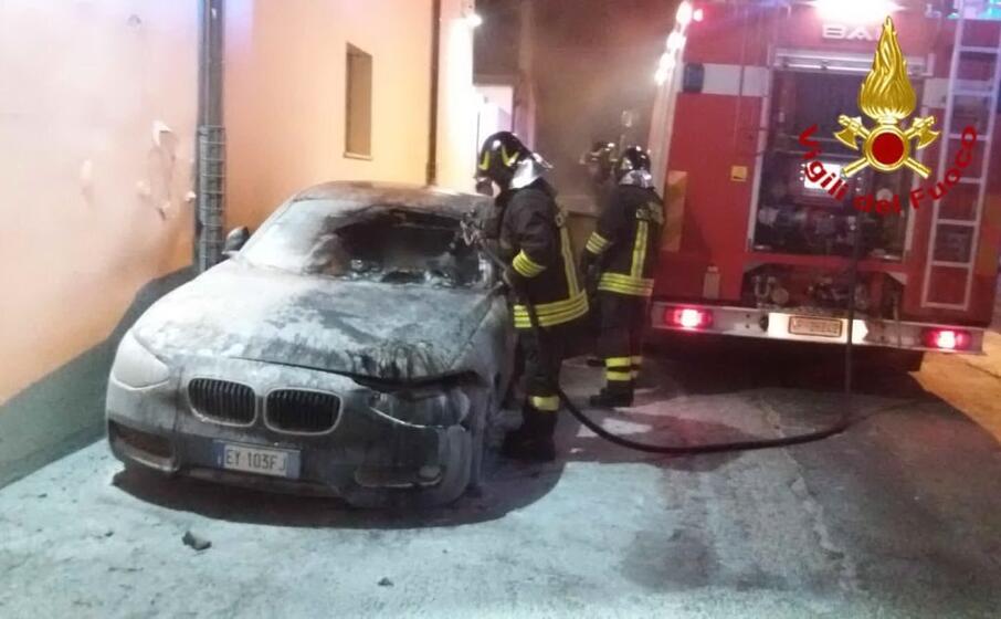 l auto bruciata (foto vigili del fuoco)