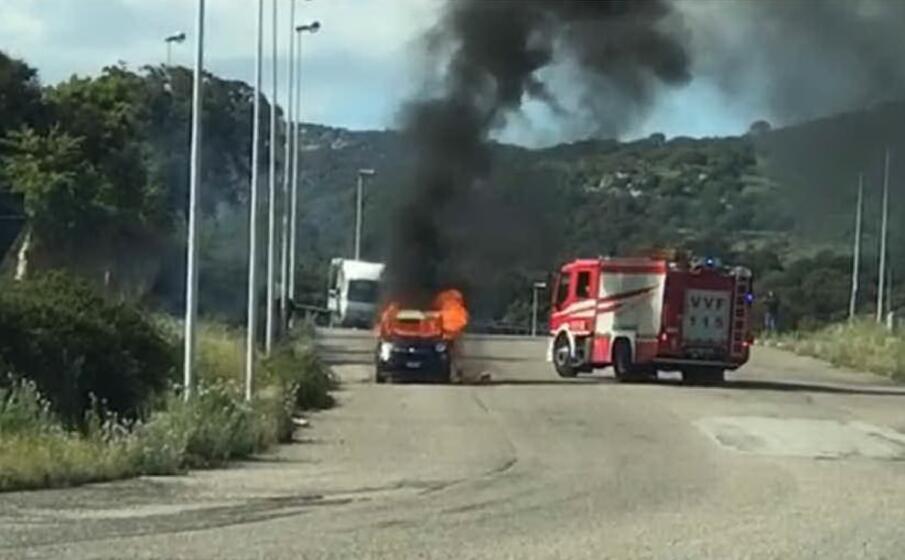 l auto in fiamme (foto fabio ledda)