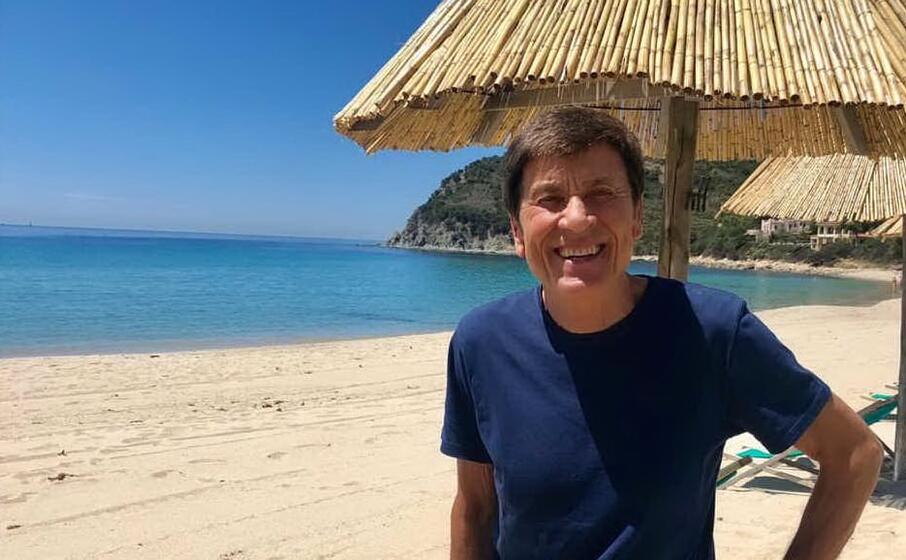 gianni morandi nello scatto postato su facebook