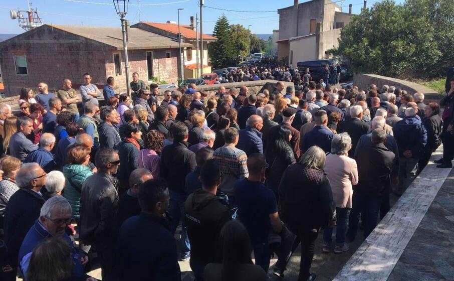 alla cerimonia migliaia di persone