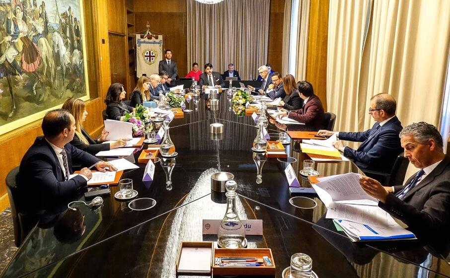 gli assessori attorno al tavolo