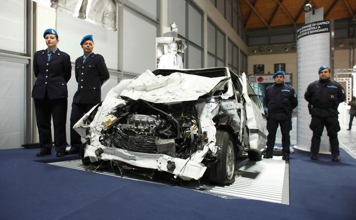 i resti dell auto di falcone in mostra