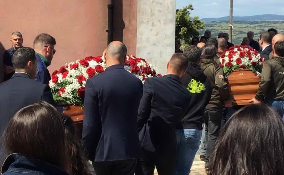 ruinas l ultimo saluto ai due allevatori uccisi nell agguato