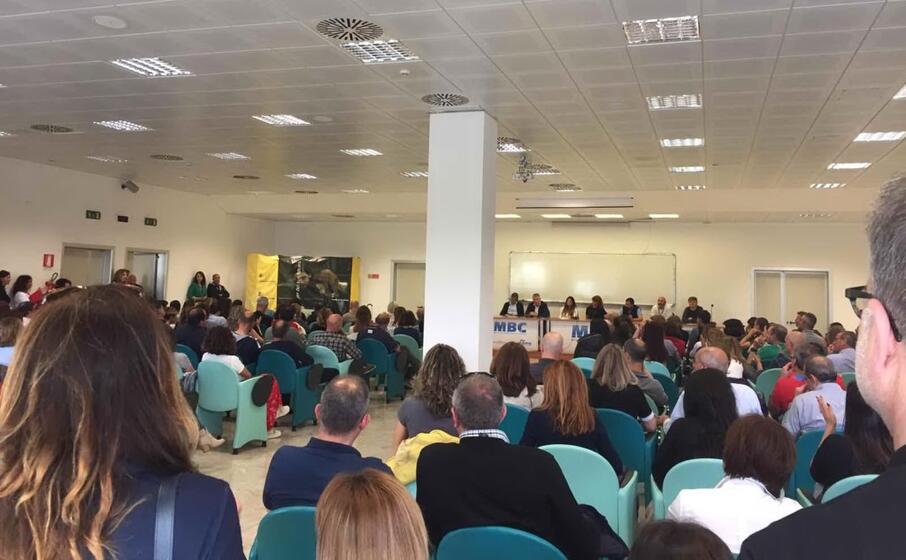 un immagine dall assemblea dei lavoratori air italy (foto l unione sarda de roberto)