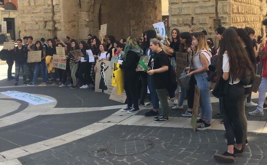 gli studenti in piazza (l unione sarda sanna)
