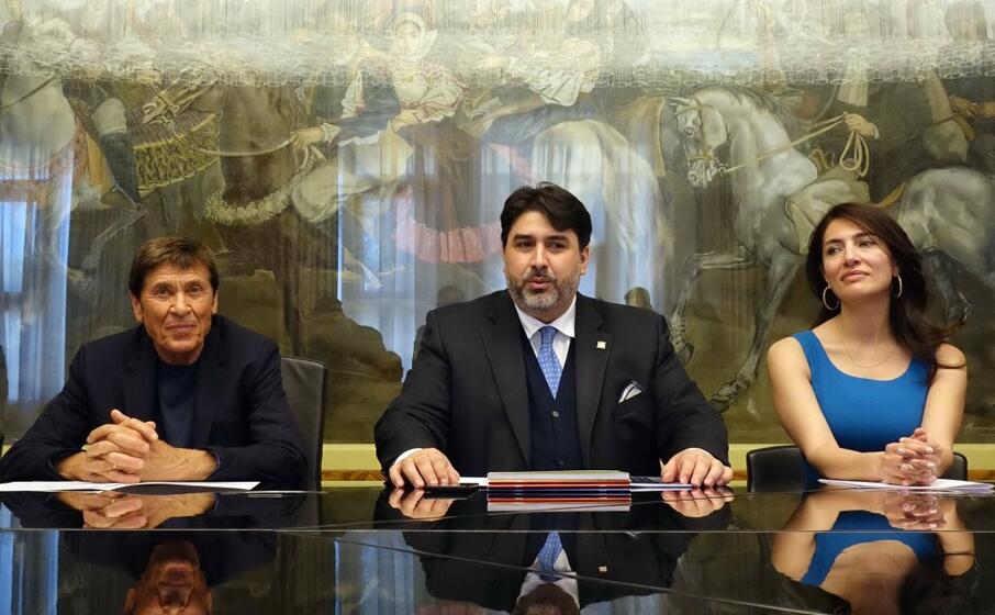 il presidente della regione solinas fra gianni morandi e caterina murino