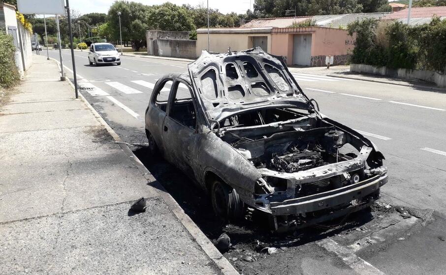l auto distrutta dalle fiamme (l unione sarda iglesias)