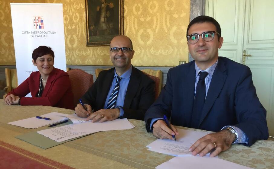 la firma dell accordo (foto l unione sarda almiento)
