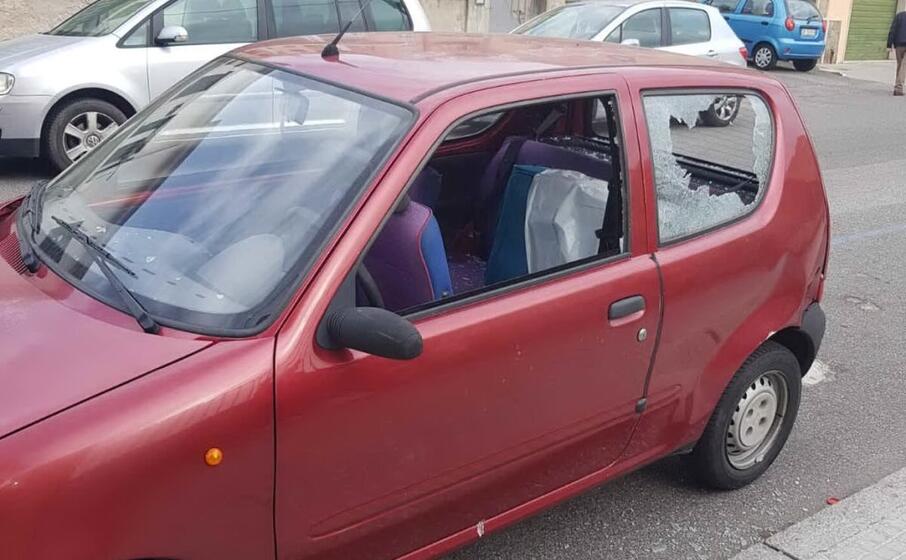 una delle auto danneggiate (foto polizia)