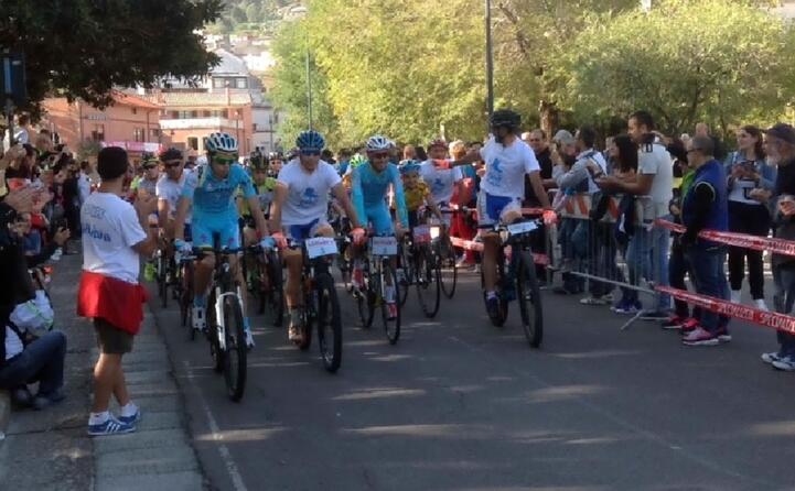 la pedalaru organzzata in suo onore a villacidro dopo il trionfo nella vuelta