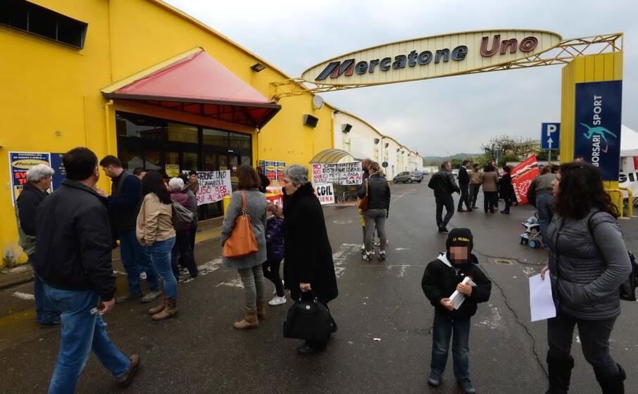 la protesta dei lavoratori davanti a un mercatone uno in provincia di pisa (ansa)