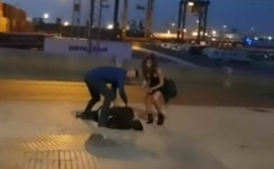 una fase del pestaggio (fermo immagine)