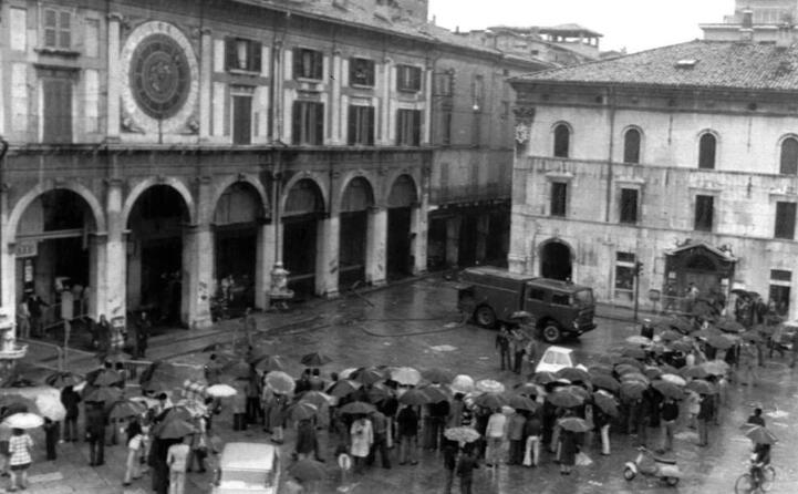 nella piazza era in corso un comizio antifascista (ansa)