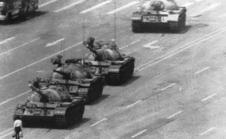 la storica immagine del rivoltoso sconosciuto (ansa)