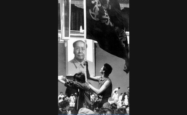 studenti davanti all immagine di mao zedong (ansa)
