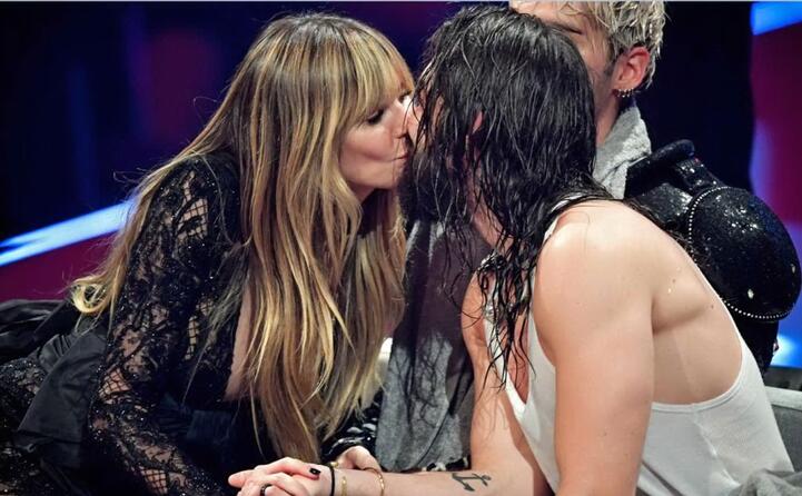 il bacio con il fidanzato tom kaulitz dei tokio hotel (ansa)