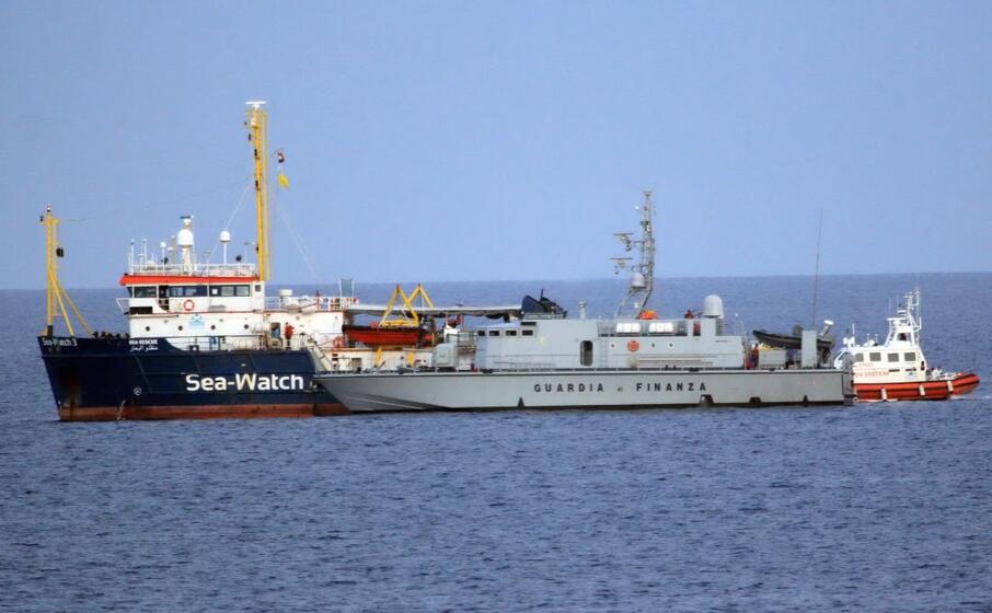 la sea watch affiancata dalla nave della finanza (ansa)