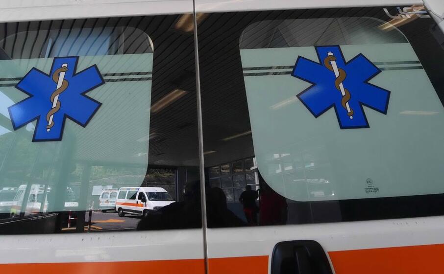 un ambulanza (ansa)