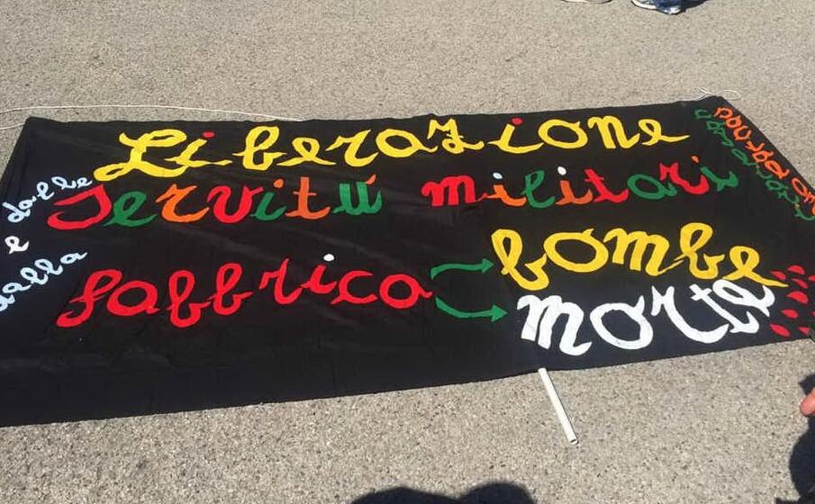 i manifestanti hanno chiesto lo stop delle esercitazioni militari