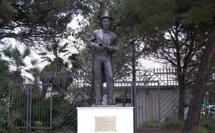 la sua statua a crotone (ansa)