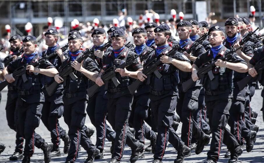 una fase della sfilata a roma