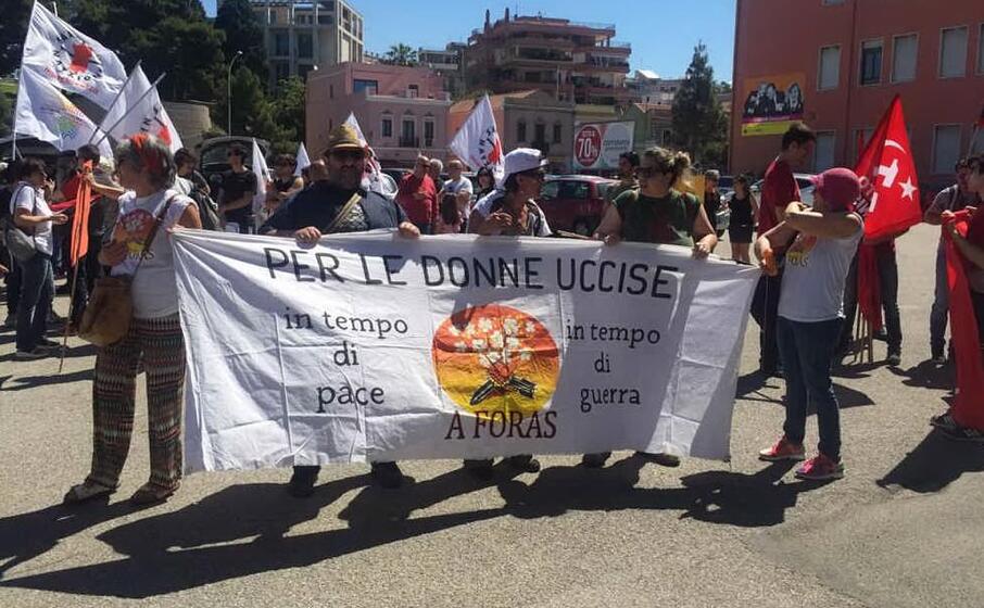 uno striscione emblematico delle associazioni anti militariste