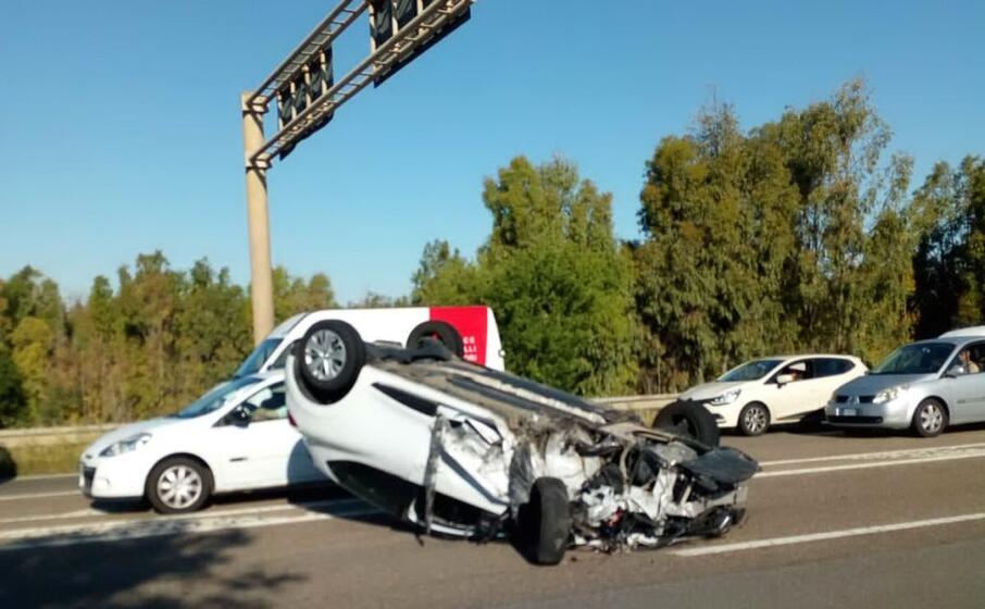 l auto ribaltata (foto l unione sarda pillosu)