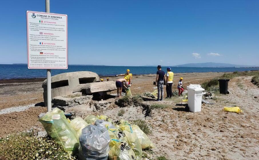la raccolta dei rifiuti (foto l unione sarda pinna)