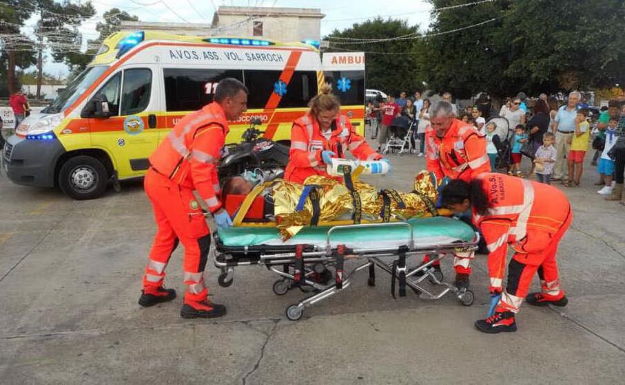 i volontari dell avos durante una dimostrazione (foto l unione sarda murgana)
