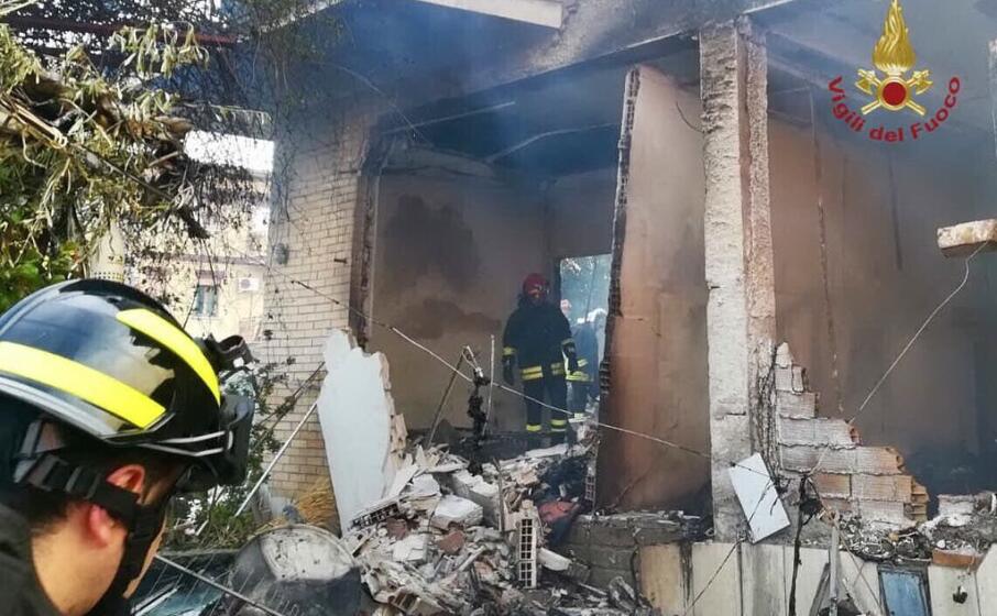 l intervento dei vigili del fuoco (foto twitter)
