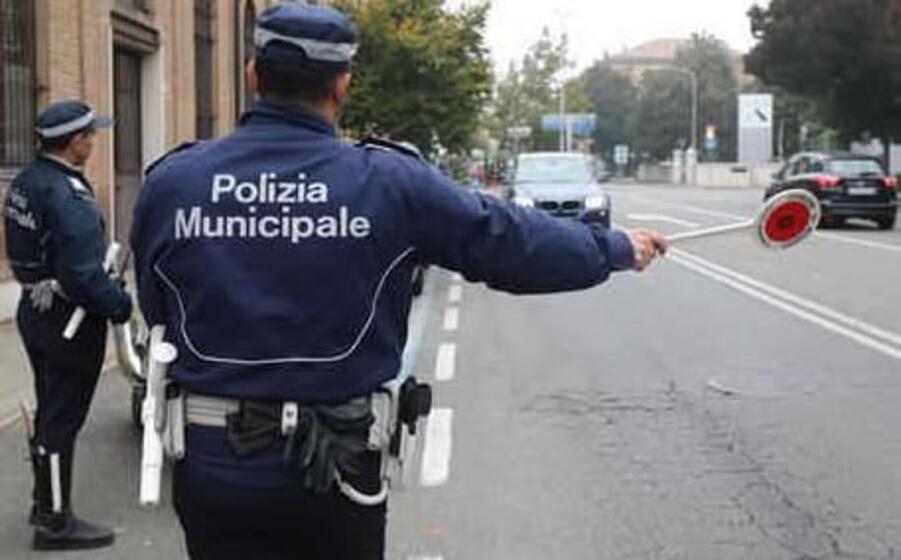 la polizia municipale (ansa)