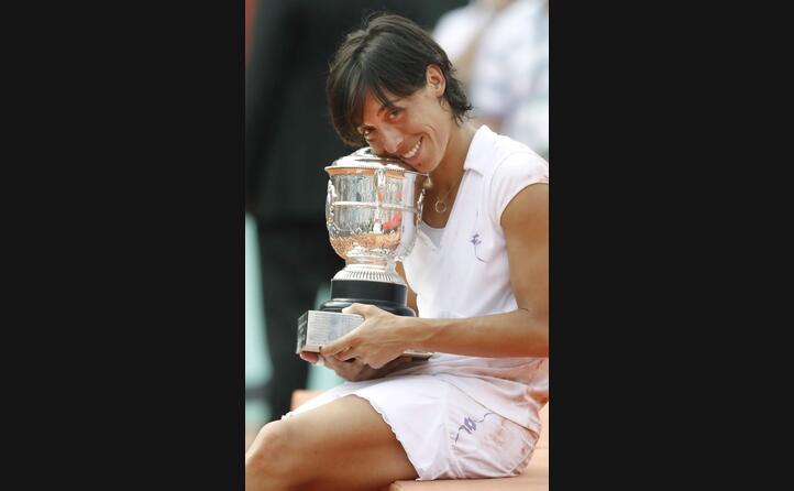 con il trofeo