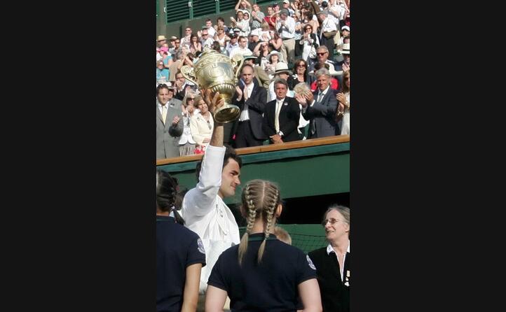 federer alza il trofeo di wimbledon sotto gli occhi di borg