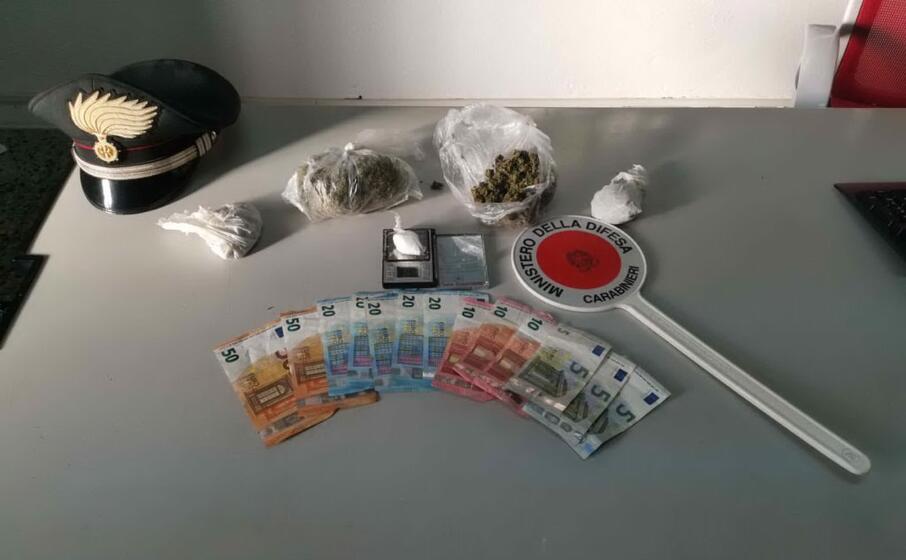 il materiale sequestrato (foto carabinieri)