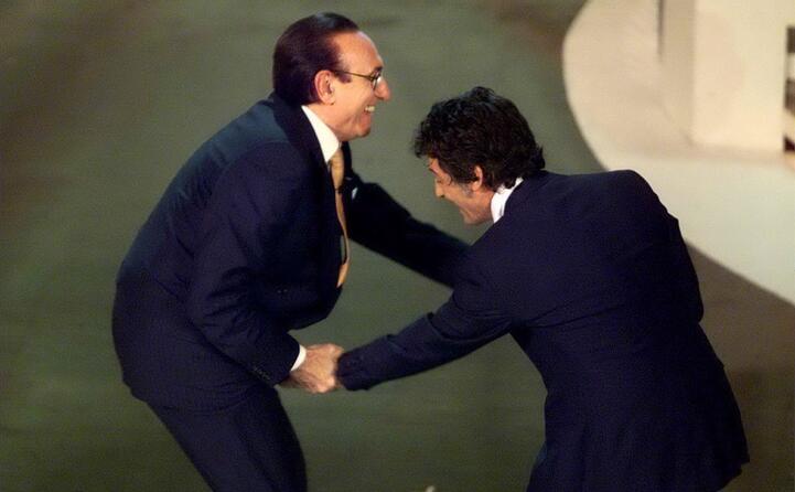 da allora in molti lo imiteranno qui fiorello che tocca il conduttore nelle parti basse