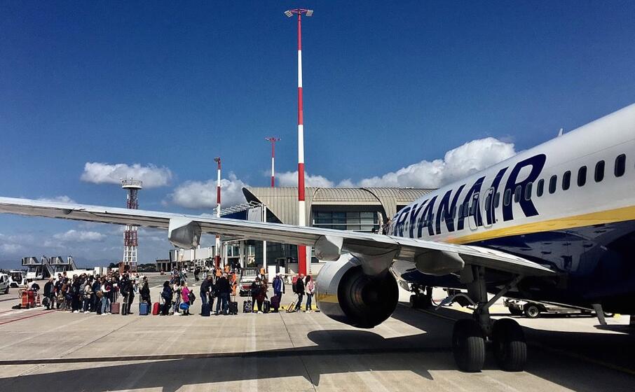 l imbarco su un volo ryanair (l unione sarda piras)