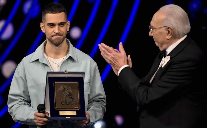 sanremo giovani 2018 consegna il premio della critica a mahmood