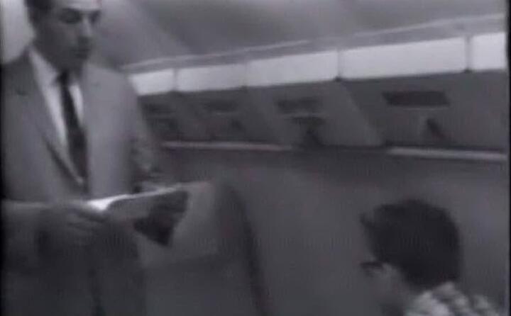 il killer in aereo mentre lo sceriffo gli legge i suoi diritti