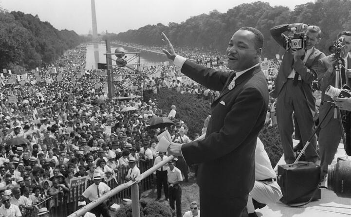 mlk davanti a una marea umana di sostenitori in occasione della marcia di washington