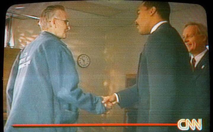 qui stringe la mano al figlio di martin luther king a cui dice di essere innocente (tutte le foto sono ansa)