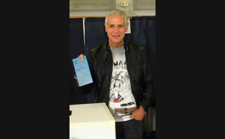 frmigoni al voto con una singolare maglia che raffigura proprio paperino
