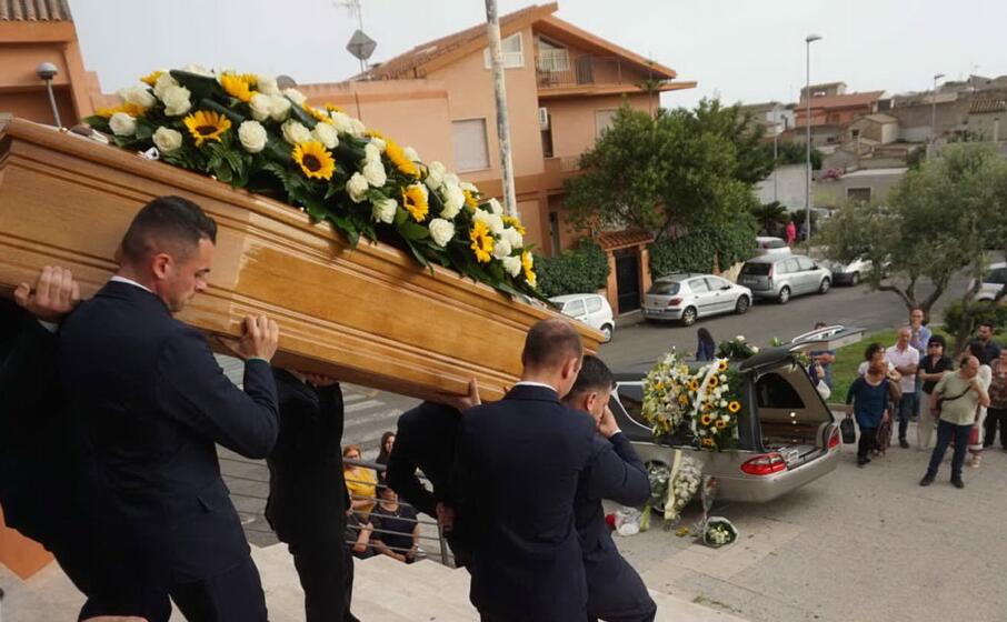 un immagine dei funerali (foto stefano anedda)