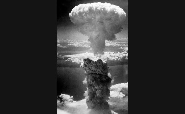 il fungo della bomba atomica sganciata a nagasaki